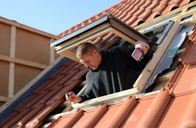 Pose de fenêtre de toit et velux par un couvreur à Loupes